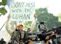 Un simpatizando de Lilo con un letrero esperando fuera del tribunal:  "no se metan con la Lohan"